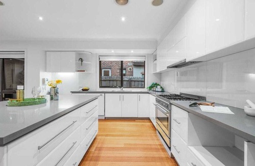 Ormond Villa | Spacious, Cozy & Entertaining 4BR House with a Spa Bathtub and Covered Parking
