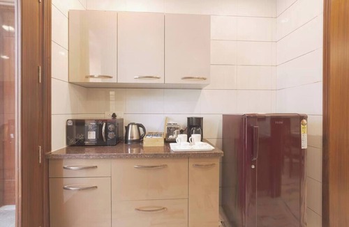 Sushant Lok Apartment | Spacious executive suite with bathtub & balcony