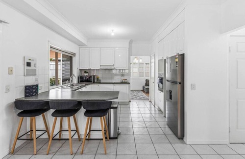 Calamvale House | Spacious Group Getaway w/Home Office & Full A/C