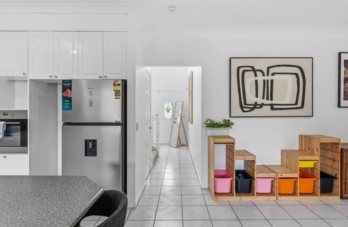 Calamvale House | Spacious Group Getaway w/Home Office & Full A/C