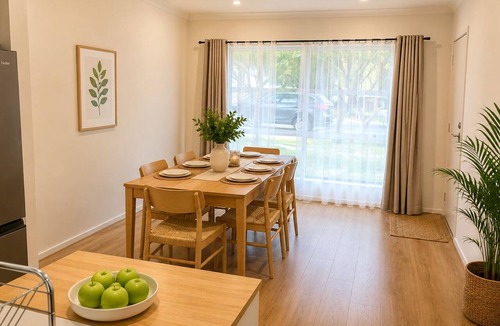 Epping House | Spacious Holiday Home in Epping, 3BR, 2 baths, Sleeps 6, Free Parking.