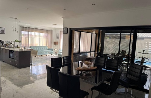 Southern River Villa | Spacious Modern Home – Warm Pool and spa, perfect for family and small group,