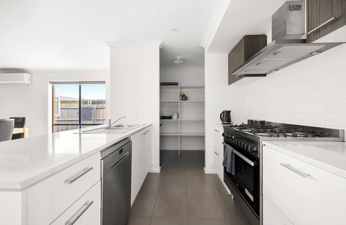 St Leonards House | Spacious modern dog & family friendly home, close to the beach