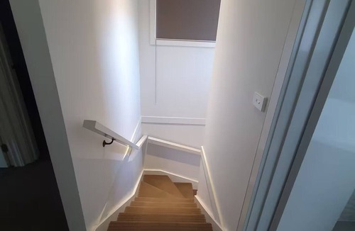 Altona Meadows House | Spacious n comfortable modern family home near Train Station with free wifi