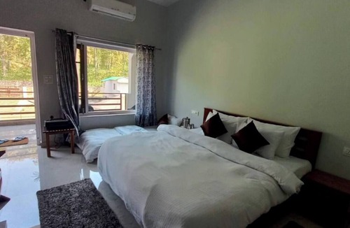 Ramnagar Bed & Breakfast | Spacious Room with Balcony in a Naturalist's Home
