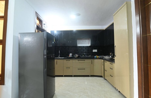 Sat Bari Apartment | Spacious & Sustainable 3-bedroom apartment in Chattarpur,New Delhi with AC, WiFi