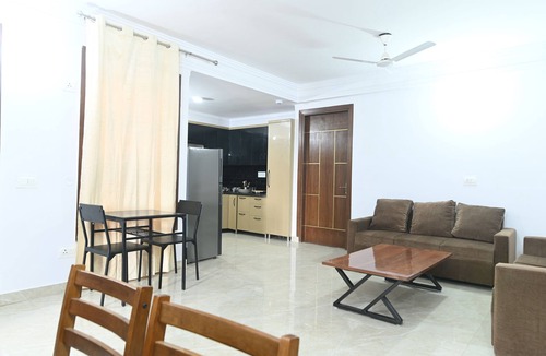 Sat Bari Apartment | Spacious & Sustainable 3-bedroom apartment in Chattarpur,New Delhi with AC, WiFi
