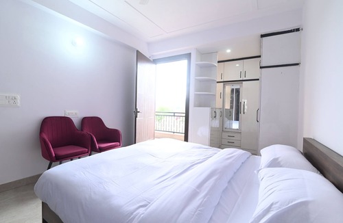 Sat Bari Apartment | Spacious & Sustainable 3-bedroom apartment in Chattarpur,New Delhi with AC, WiFi