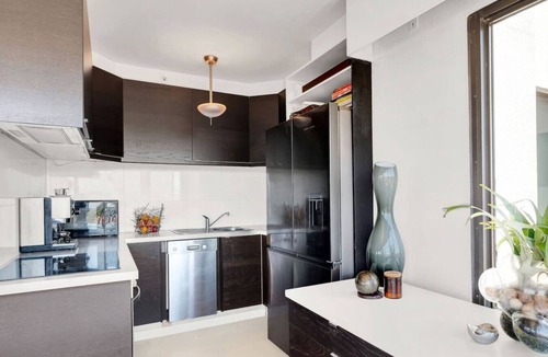 Middle Park Apartment | Spectacular Bay & City Views | Pool & Parking