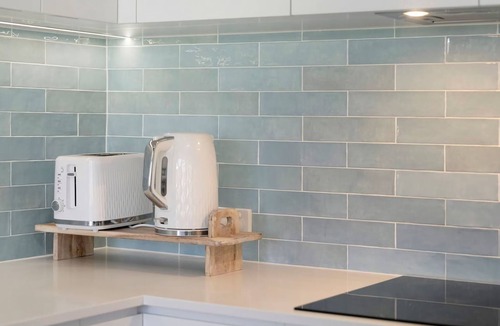 Berkeley Vale Apartment | Splash Stay Family Retreat