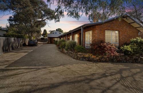 Jindabyne House | Sponars Onshore - 2BR Apartment l Pet-Friendly l WiFi l Air-Con l Fenced Backyard