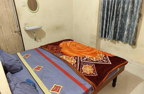 Khambhaliya Hotel | Spot On VIP Inn