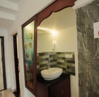 Alappuzha House | SR Lake View Villa & Luxury houseboats