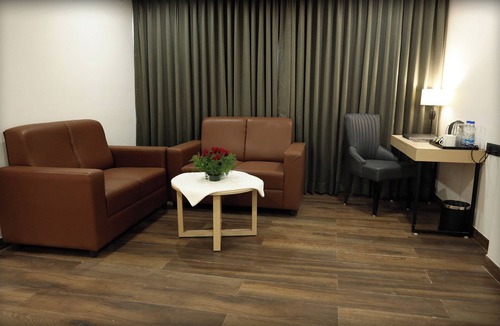 Khammam Hotel | Sri Sri Sri Excellency