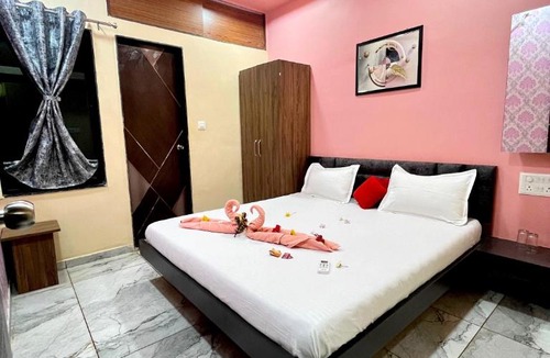 Rajpipla House | Statue jay swaminaray home stay