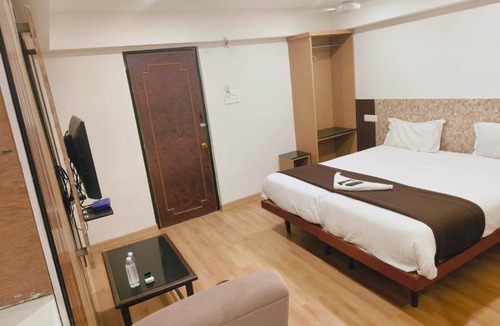 Mylapore Tiruvallikk Hotel | Stay N Tour Home Adyar Chennai