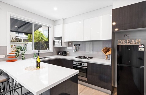 Asquith House | StayAU Spacious Townhouse Asquith near Golf