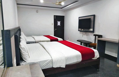 Mahadevpet Hotel | STAYMAKER Hotel Hill View