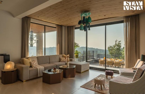 Kaul Villa | StayVista at Banyan Abode - Seetla with Bathtub & Bar