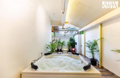 Marra Villa | StayVista at Casa Clarence with Pool and Jacuzzi Villa