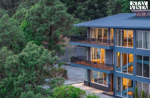 The Mall Road Villa | StayVista at Cliffbourne with Bonfire, BBQ
