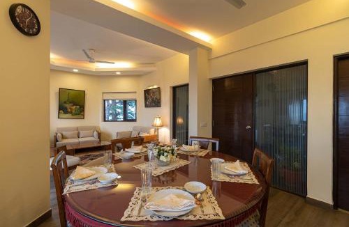 The Mall Road Villa | StayVista at Cottage in the Clouds