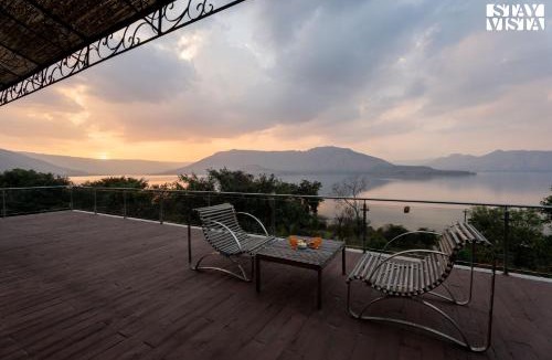 Wai Villa | StayVista at Laguna Escape with Deck, Pool, Bathtub