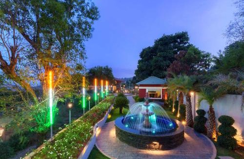 Bhilar Villa | StayVista at Lawn House - Shrimant Wada Royal Stay