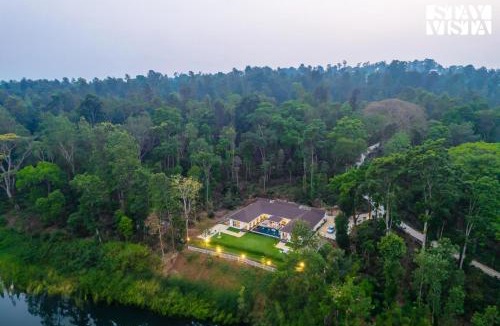 Suntikoppa Villa | Stayvista at Mudra Manor 4BR - Coffee Estate Comp Breakfast Big Heated Pool