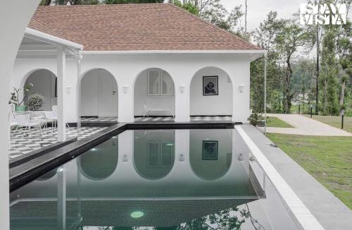 Suntikoppa Villa | Stayvista at Mudra Manor 4BR - Coffee Estate Comp Breakfast Big Heated Pool