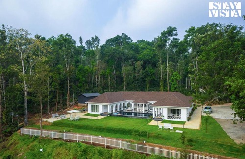 Suntikoppa Villa | Stayvista at Mudra Manor 4BR - Coffee Estate Comp Breakfast Big Heated Pool