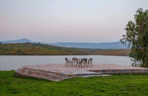 Wadgaon Villa | StayVista at Nihira Farms with Lake View - Kamshet