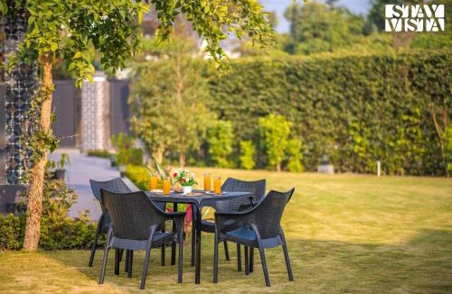 Lal Tappar Villa | StayVista at Olive fields with Shared pool, BBQ