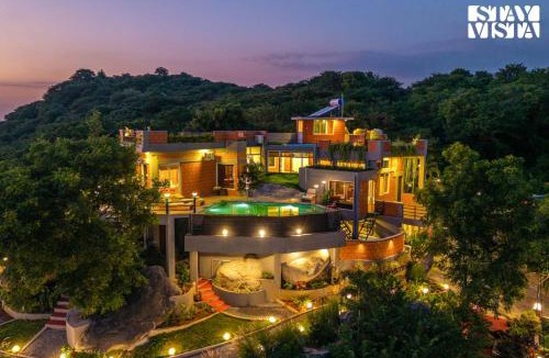 Hosur Villa | StayVista at RockEDGE - Shoolagiri with Bonfire, Infinity Pool