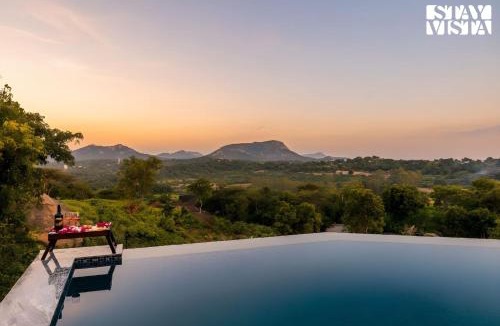 Hosur Villa | StayVista at RockEDGE - Shoolagiri with Bonfire, Infinity Pool