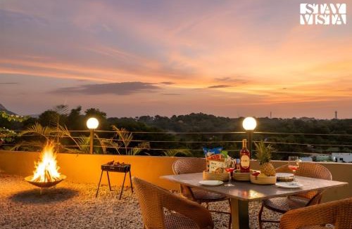 Hosur Villa | StayVista at RockEDGE - Shoolagiri with Bonfire, Infinity Pool