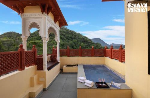 Bedla Villa | StayVista at Samar Fateh Garh with Bonfire, Lawn, AC