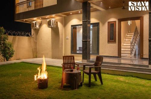 Jaipur Villa | StayVista at The Binclave with Jacuzzi, Pvt Indoor Pool, Bar & Projector