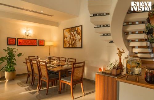 DLF Farms Villa | StayVista at The Birdwood Estate with Gym and Pool