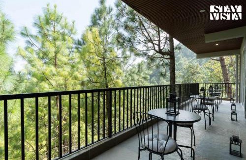 Solan Villa | StayVista at Uno - The Himalayan Den with Bonfire