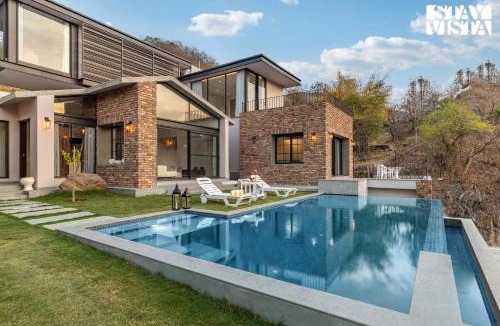 Bedla Villa | StayVista's Ikebana - Living By The Forest Edge - Mountain-view Villa with Infinity Pool, Lawn, & Indoor-Outdoor Games