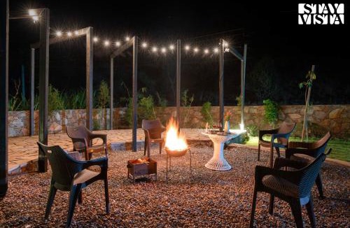 Bedla Villa | StayVista's Ikebana - Living By The Forest Edge - Mountain-view Villa with Infinity Pool, Lawn, & Indoor-Outdoor Games