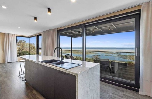 Yorke Peninsula House | Step straight onto the white sands of Hardwicke Bay from this coastal retreat