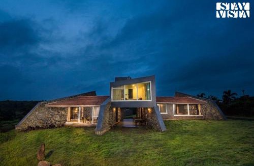 Nashik Villa | Stone House Bezze by StayVista with Lake view, Jacuzzi & Lawn - your perfect getaway