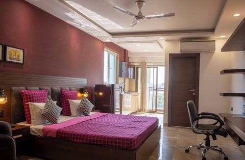 DLF Phase 3 Bed & Breakfast | Studio Apartment with balcony near DLF Cyber City