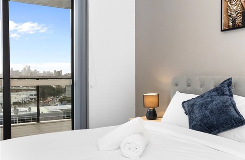 Mascot Apartment | Stunning City Views | Spacious 3BR Apt | Mascot