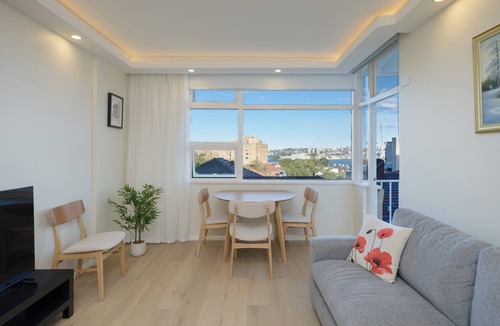 Kirribilli Apartment | Stunning Harbour View Retreat in Kirribilli with AC and free parking