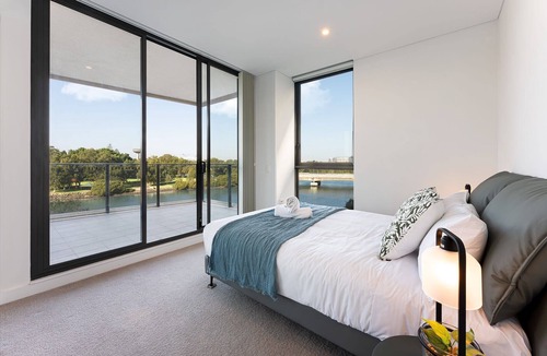 Wolli Creek Apartment | Stunning Riverview 3Bedroom Apt/Wolli Creek/Great Transport links/Free Parking