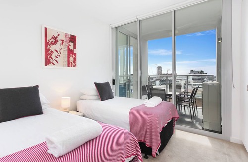 Zetland Apartment | Stunning Views, Modern Comfort: Book Zetland Heights!