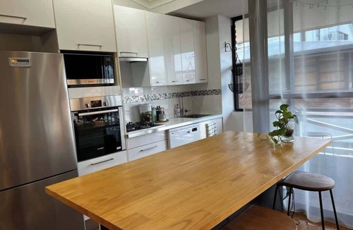 Spring Hill Apartment | Stylish 2-Level Loft, AC, Parking, Walk CBD & Fort